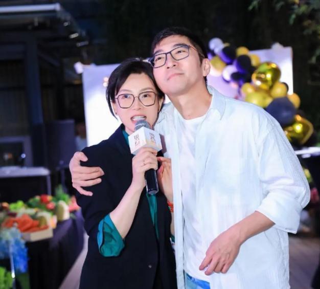 陈数带老公外出聚会被拍，身形纤细美丽，两人被赞模范夫妻