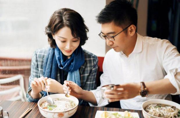 陈数带老公外出聚会被拍，身形纤细美丽，两人被赞模范夫妻