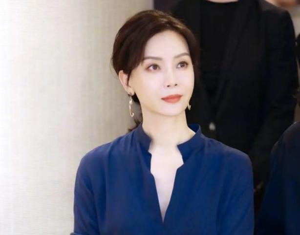 陈数带老公外出聚会被拍，身形纤细美丽，两人被赞模范夫妻
