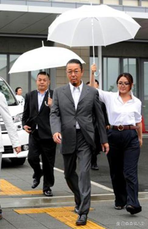 67岁日本男星确诊乳腺癌，紧急停工接受化疗，发文公布病情