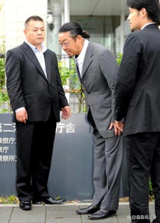 67岁日本男星确诊乳腺癌，紧急停工接受化疗，发文公布病情