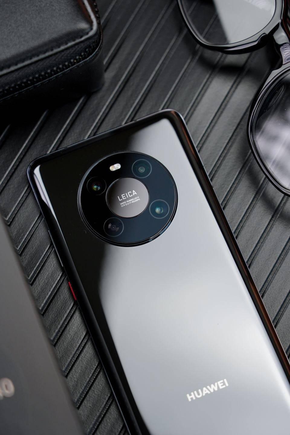 华为 Mate60 Pro 突然发布：5G 或已回归，全球首发消费级卫星通话