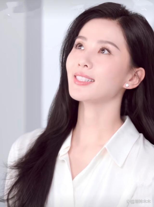 刘诗诗新广告缺乏说服力，遭品牌方倒油，别再迷恋美颜了！