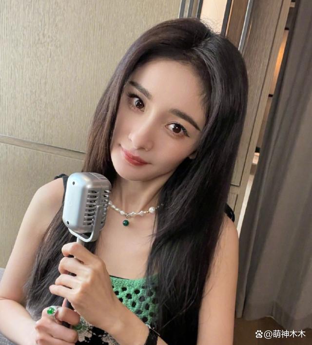 杨幂北京参加会议，机场穿搭近5万，会上发言称抵制天价片酬