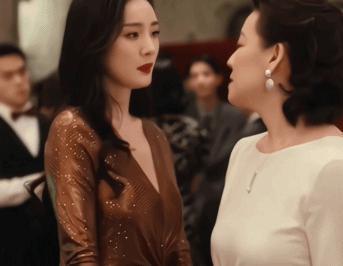 杨幂北京参加会议，机场穿搭近5万，会上发言称抵制天价片酬