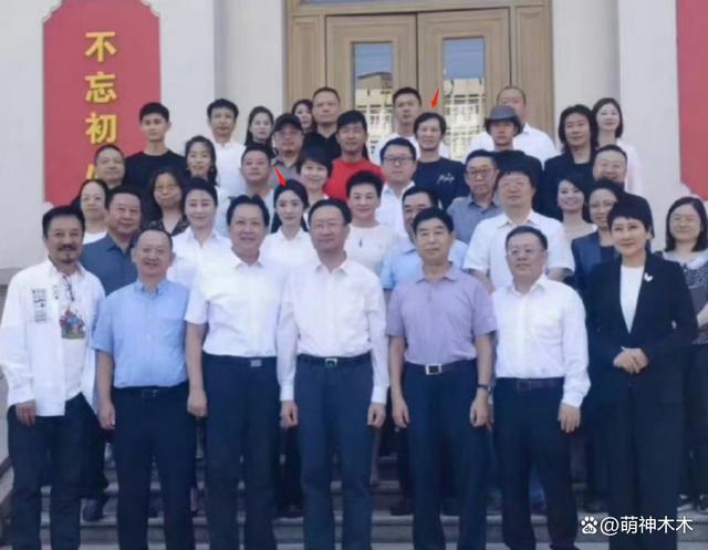 杨幂北京参加会议，机场穿搭近5万，会上发言称抵制天价片酬