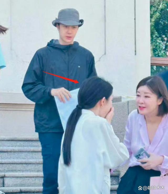 杨幂北京参加会议，机场穿搭近5万，会上发言称抵制天价片酬