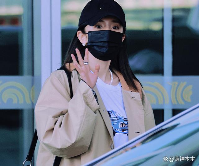 杨幂北京参加会议，机场穿搭近5万，会上发言称抵制天价片酬