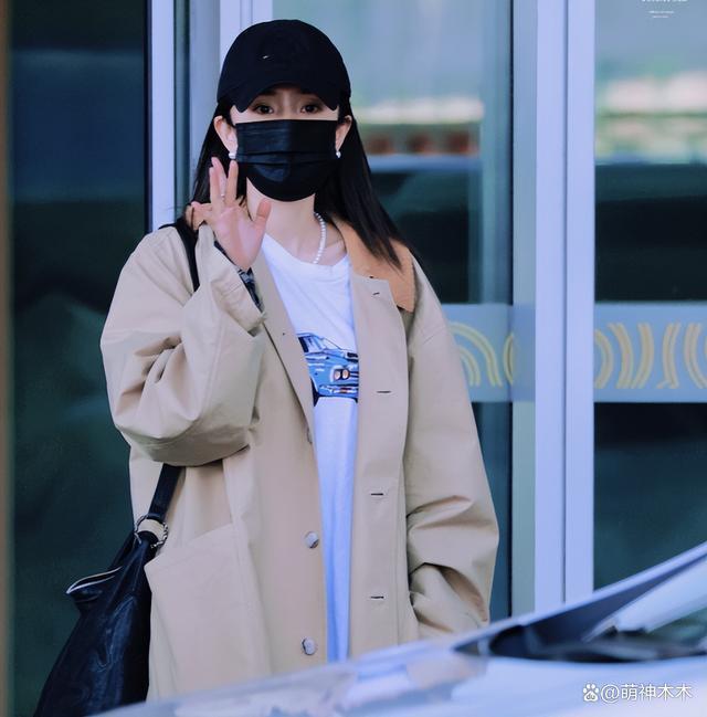 杨幂北京参加会议，机场穿搭近5万，会上发言称抵制天价片酬