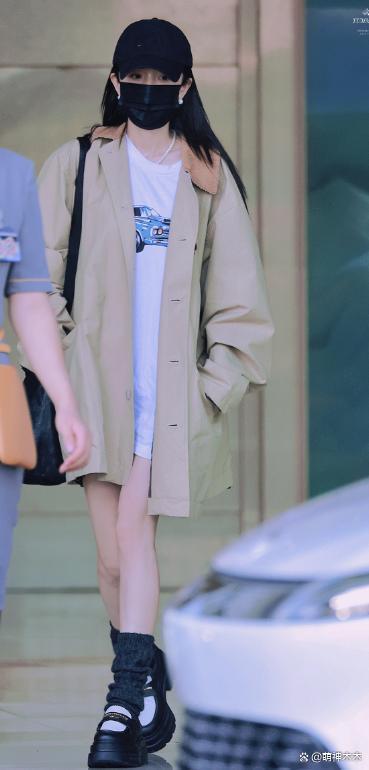 杨幂北京参加会议，机场穿搭近5万，会上发言称抵制天价片酬