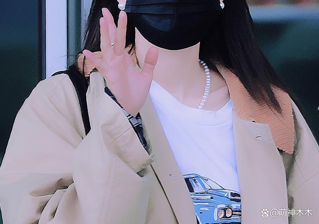 杨幂北京参加会议，机场穿搭近5万，会上发言称抵制天价片酬