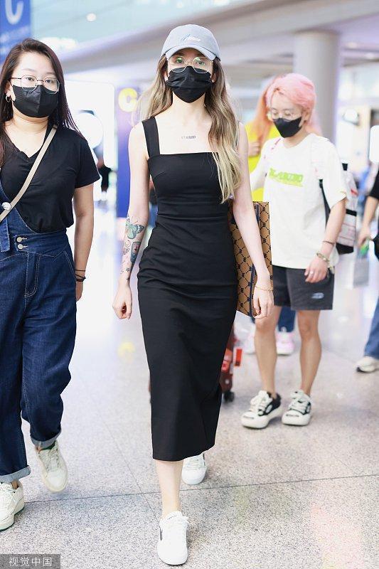 乃万穿黑色吊带裙身材纤瘦 戴银色边框眼镜文艺十足