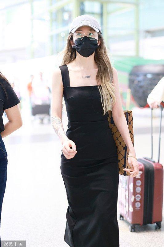 乃万穿黑色吊带裙身材纤瘦 戴银色边框眼镜文艺十足