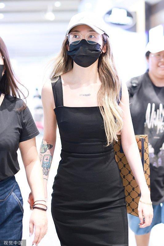 乃万穿黑色吊带裙身材纤瘦 戴银色边框眼镜文艺十足