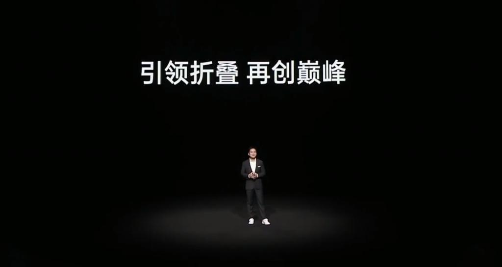 绿厂今天的发布会，终于让竖折手机用上了三摄。