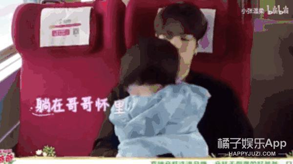 还记得那个被王嘉尔抱在怀里的小女孩吗？她现在变这样了？