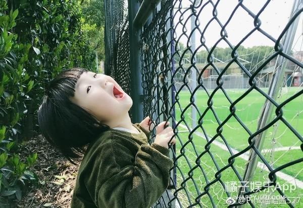 还记得那个被王嘉尔抱在怀里的小女孩吗？她现在变这样了？