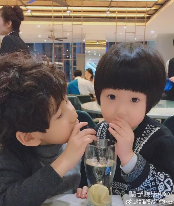 还记得那个被王嘉尔抱在怀里的小女孩吗？她现在变这样了？