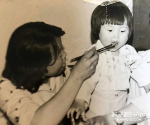 还记得那个被王嘉尔抱在怀里的小女孩吗？她现在变这样了？