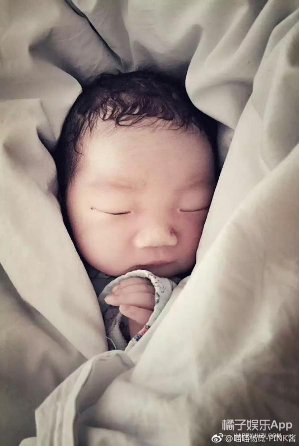 还记得那个被王嘉尔抱在怀里的小女孩吗？她现在变这样了？