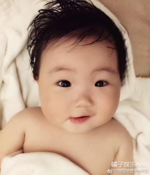 还记得那个被王嘉尔抱在怀里的小女孩吗？她现在变这样了？