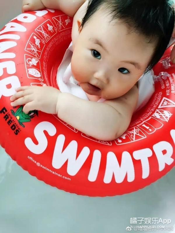 还记得那个被王嘉尔抱在怀里的小女孩吗？她现在变这样了？