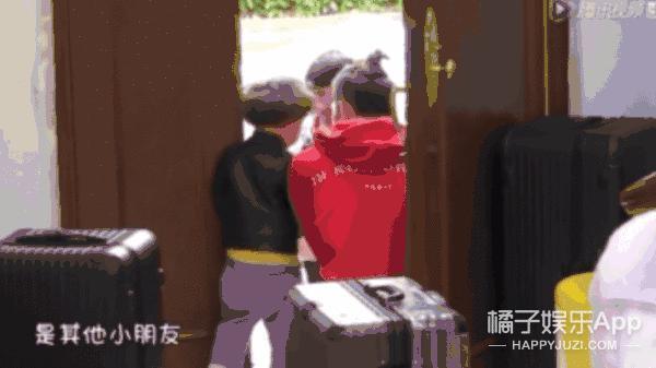 还记得那个被王嘉尔抱在怀里的小女孩吗？她现在变这样了？