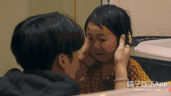 还记得那个被王嘉尔抱在怀里的小女孩吗？她现在变这样了？