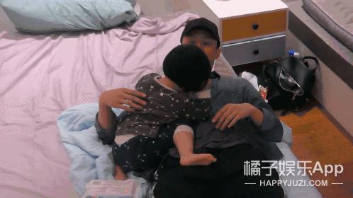 还记得那个被王嘉尔抱在怀里的小女孩吗？她现在变这样了？