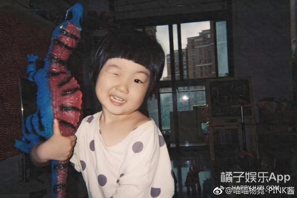 还记得那个被王嘉尔抱在怀里的小女孩吗？她现在变这样了？