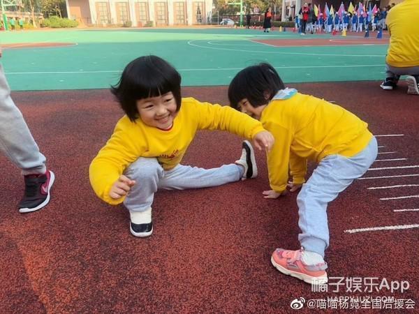 还记得那个被王嘉尔抱在怀里的小女孩吗？她现在变这样了？