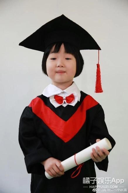 还记得那个被王嘉尔抱在怀里的小女孩吗？她现在变这样了？