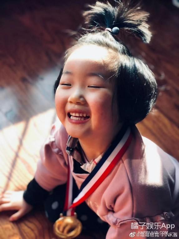 还记得那个被王嘉尔抱在怀里的小女孩吗？她现在变这样了？