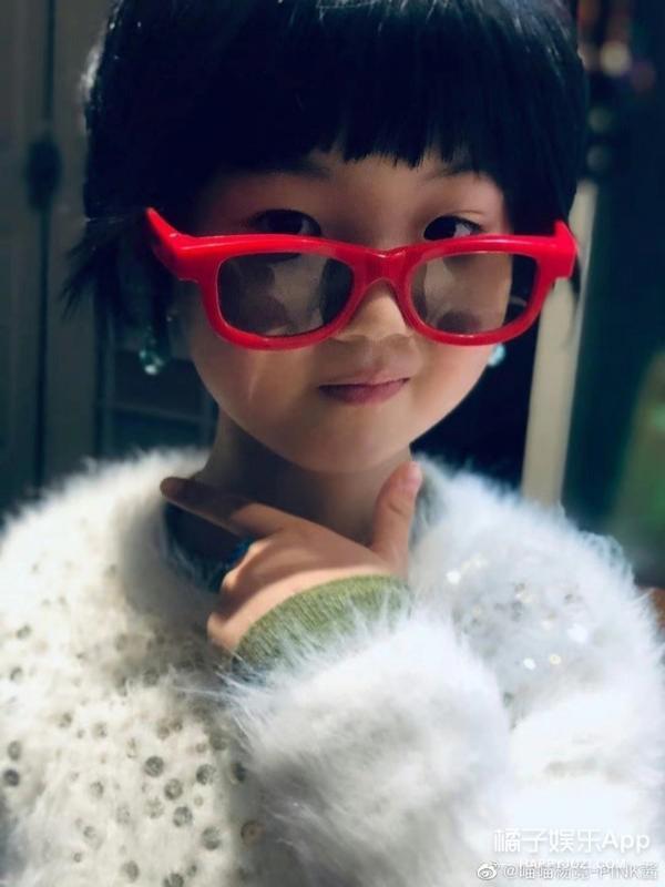 还记得那个被王嘉尔抱在怀里的小女孩吗？她现在变这样了？