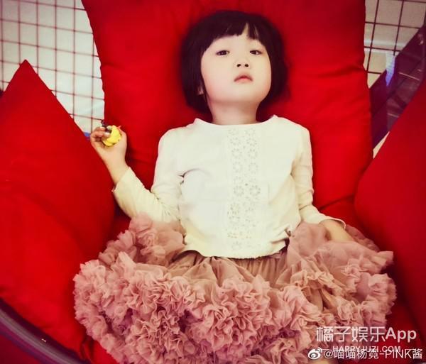 还记得那个被王嘉尔抱在怀里的小女孩吗？她现在变这样了？