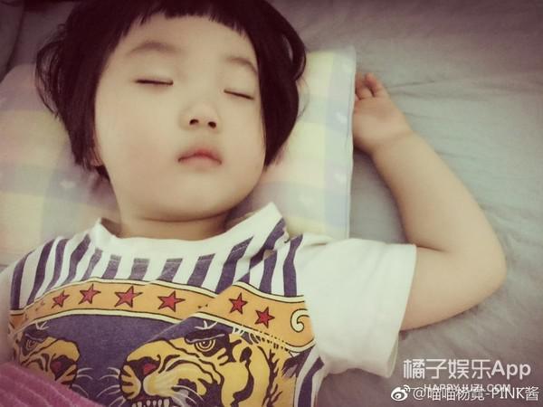 还记得那个被王嘉尔抱在怀里的小女孩吗？她现在变这样了？