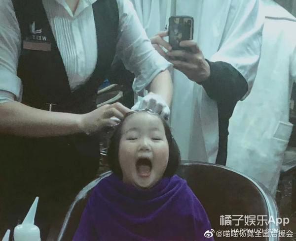 还记得那个被王嘉尔抱在怀里的小女孩吗？她现在变这样了？