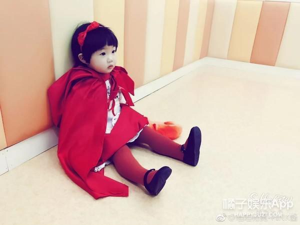 还记得那个被王嘉尔抱在怀里的小女孩吗？她现在变这样了？