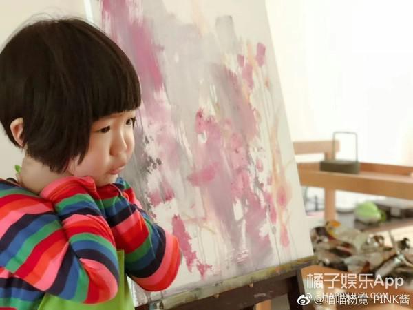 还记得那个被王嘉尔抱在怀里的小女孩吗？她现在变这样了？