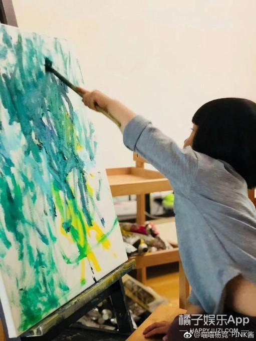 还记得那个被王嘉尔抱在怀里的小女孩吗？她现在变这样了？