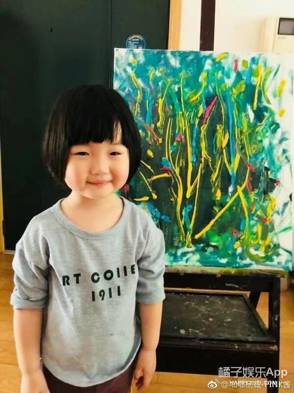 还记得那个被王嘉尔抱在怀里的小女孩吗？她现在变这样了？