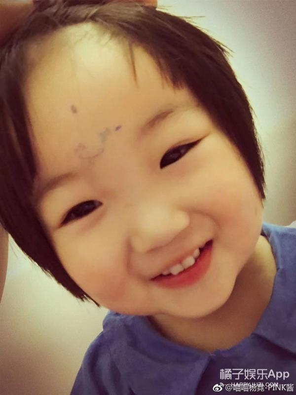 还记得那个被王嘉尔抱在怀里的小女孩吗？她现在变这样了？