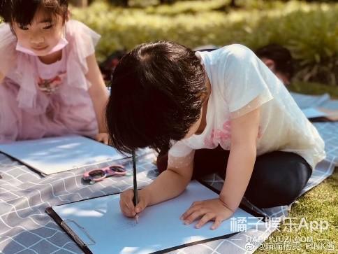 还记得那个被王嘉尔抱在怀里的小女孩吗？她现在变这样了？