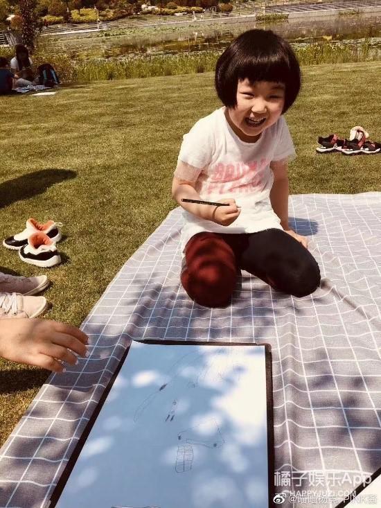 还记得那个被王嘉尔抱在怀里的小女孩吗？她现在变这样了？