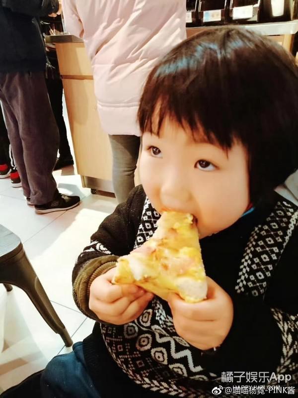 还记得那个被王嘉尔抱在怀里的小女孩吗？她现在变这样了？