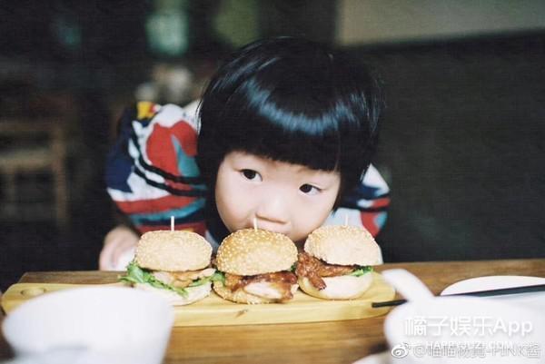 还记得那个被王嘉尔抱在怀里的小女孩吗？她现在变这样了？