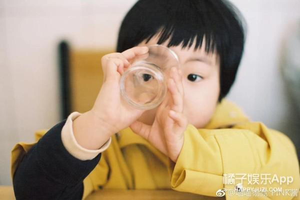 还记得那个被王嘉尔抱在怀里的小女孩吗？她现在变这样了？