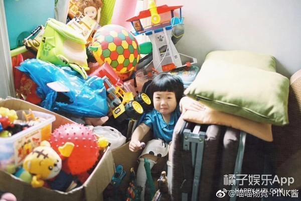 还记得那个被王嘉尔抱在怀里的小女孩吗？她现在变这样了？