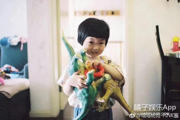 还记得那个被王嘉尔抱在怀里的小女孩吗？她现在变这样了？