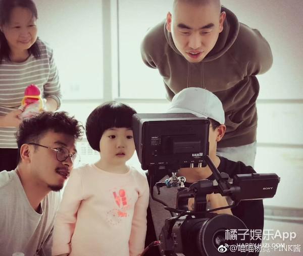 还记得那个被王嘉尔抱在怀里的小女孩吗？她现在变这样了？